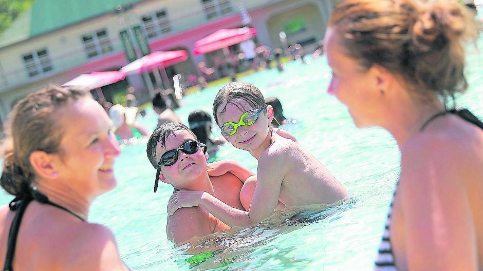 Haben das Schwimmabzeichen in Bronze und sind mit ihren Müttern oft im Volksbad: Maddox (l.) und Noah.