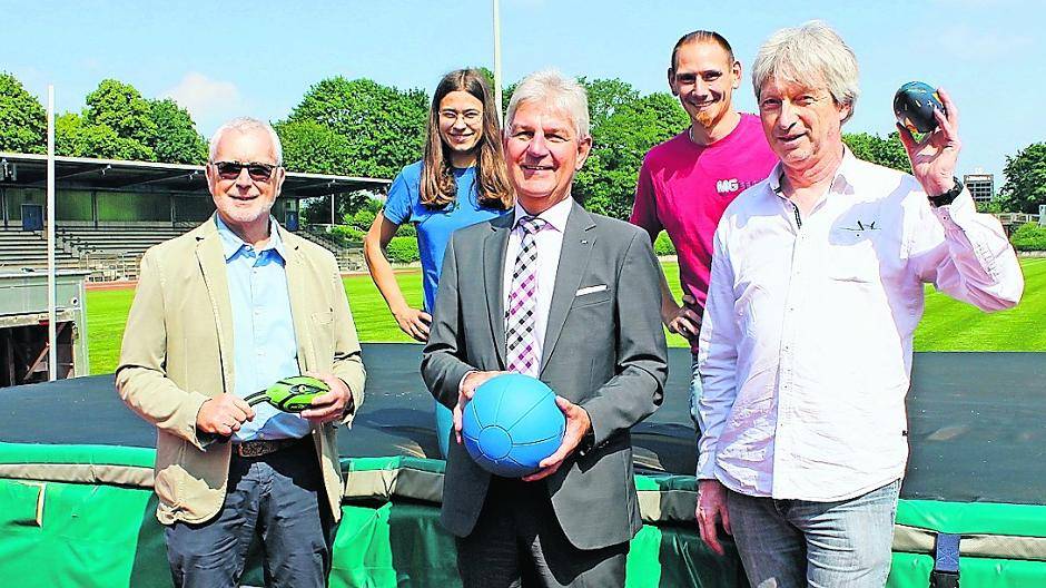 Wolfgang Rombey, Präsident Stadtsportbund, Sonja Beba vom Stadtsportbund, Dr. Veit Luxem, Vorstandsvorsitzender Volksbank, Hermann-Josef Stefes vom Stadtsportbund und Johannes Gathen, Geschäftsführer Stadtsportbund (v. l.).