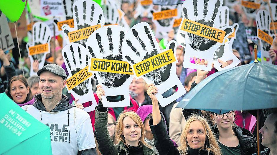  Von Mönchengladbach aus fahren Busse zur Demonstration am Bahnhof Buir. 