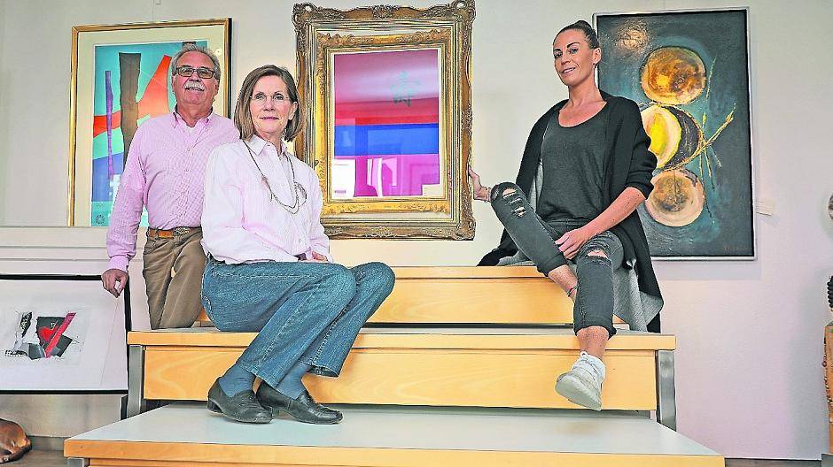  Das Ehepaar Detlef und Annette Vischer, sowie Tochter Vanessa laden heute von 11 bis 16 Uhr zur Ausstellung in ihre Räume; Bismarckstraße 59, ein. 