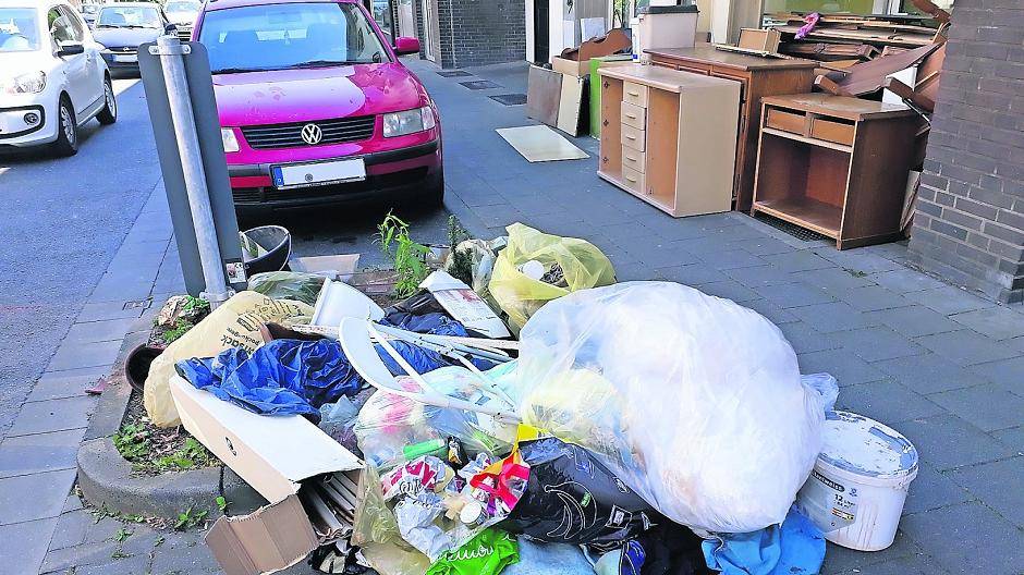  Säuberlich aufgereiht im Hintergrund: Der angemeldete Sperrmüll an der Hauptstraße, der dann nicht abgeholt wurde. 