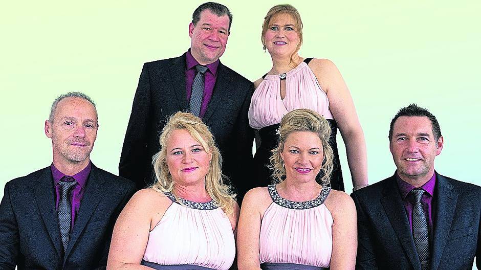  Das Königshaus der St. Hubertus Bruderschaft Wickrathhahn: König Markus Heimes mit Silke, Minister Arno Breuer mit Sonja (vorne links) und Minister Andre Stevens mit Martina (vorne rechts).  