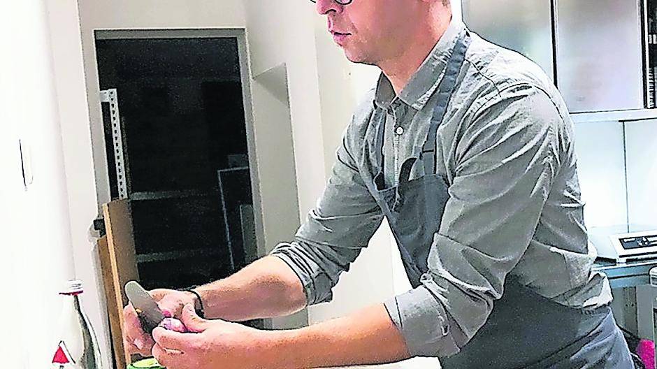  Der haut was in die Pfanne: Joachim Köllmann, Vorsitzender der Wirtschaftsjunioren. 