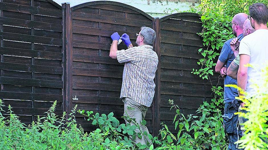 Beamte sichern Spuren am Tatort auf der Rheydter Straße.