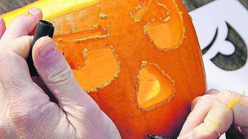Laternen für Halloween werden bei Lenders aus dicken Kürbissen geschnitzt.