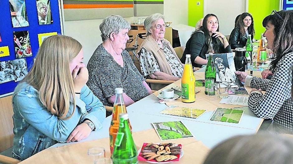  Unterricht mal anders: Schüler und Altenheim-Bewohner sprechen über Glück. 
