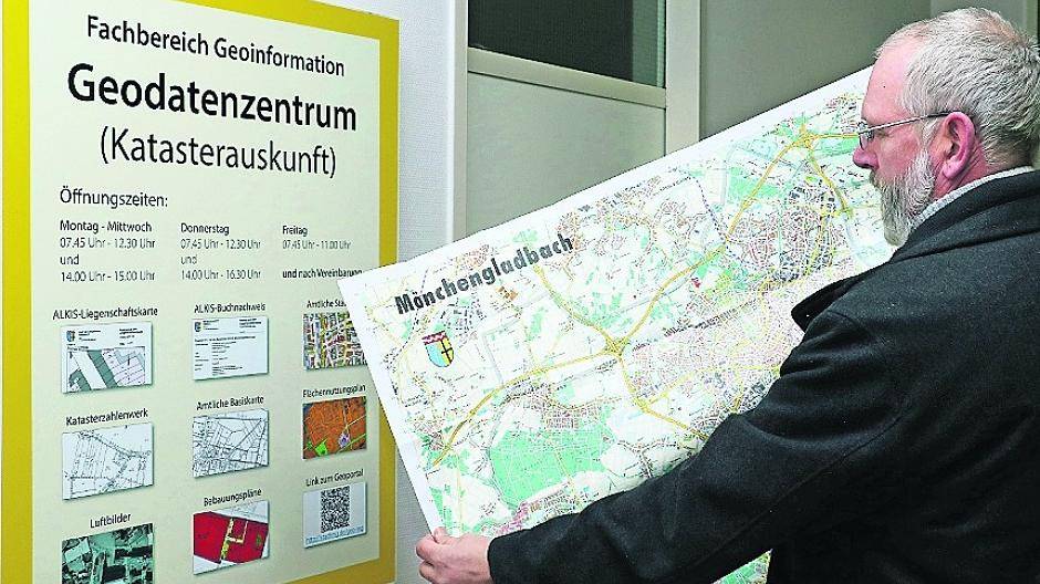 Michael Jantschik vom Fachbereich Geoinformation präsentiert den neuen Stadtplan.