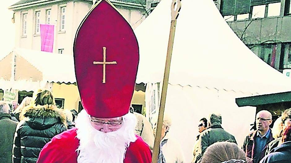  Am Samstag beschenkt der Nikolaus die kleinen Besucher auf dem Christkindlmarkt. 