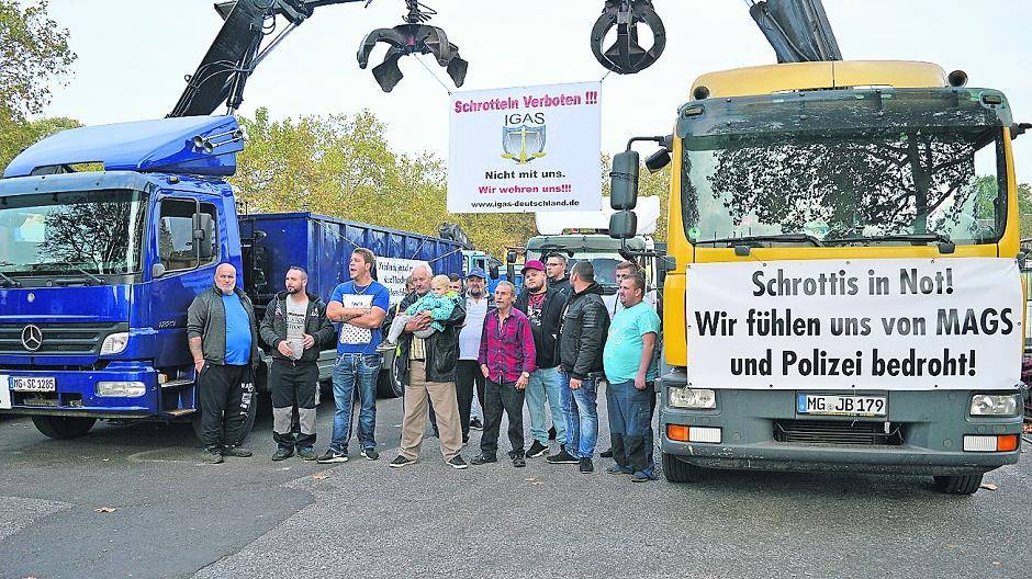  Vor den Toren der Mags zu demonstrieren, wurde den Schrotthändlern am Freitag untersagt, deshalb zogen sie mit einer Lkw-Kolonne durch die Stadt. 