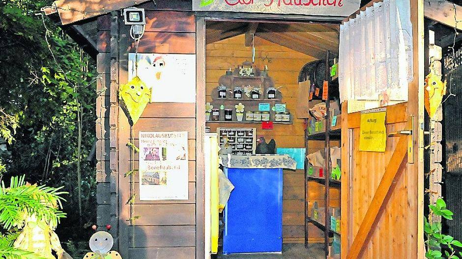  Etwa 300 Hühner sorgen für Eiernachschub, manche wohnen im Hühnerstall, manche im Schlumpfhaus und andere in einem Bauwagen, der regelmäßig ein Stück versetzt wird. Alle leben artgerecht und haben viel Platz an der frischen Luft und „wenn sie mal ausbüxen ist auch nicht schlimm“, sagt Heike Dihs. 