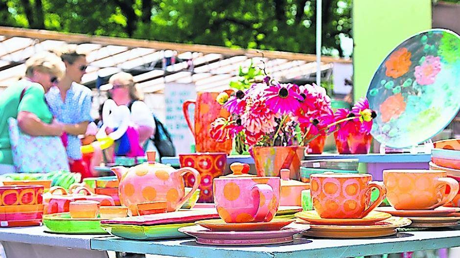 Rund 60 Keramiker aus ganz Deutschland, den Niederlanden, Belgien und Ungarn präsentieren Kunst und Alltagsdinge aus Keramik.