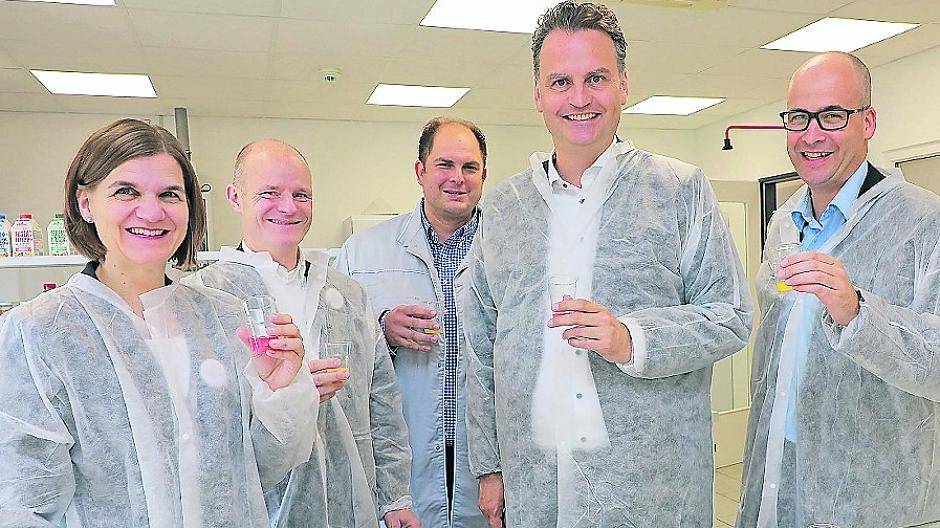  Im Entwicklungslabor der Refresco Deutschland GmbH (v..l.): Katrin Laja, stellv. Vertriebsleiterin und Marketingleiterin, Geschäftsführer Till Alvermann, Werksleiter Carsten Mack, Dr. Günter Krings und Clemens Müller, Manufacturing Director bei Refresco Deutschland.  