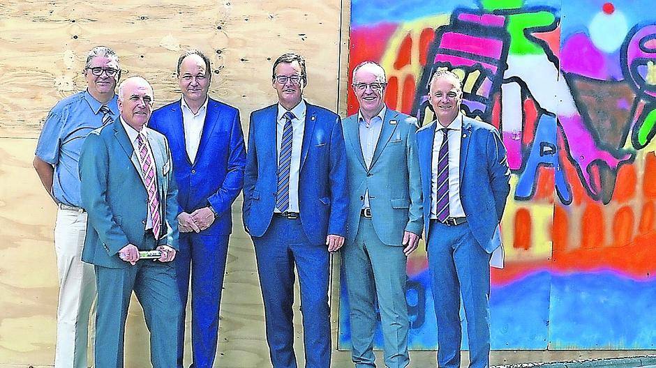 Zu Besuch auf der Baustelle in Rheydt (v.l.): Ralf Kremer, Vorsitzender des Aufsichtsrates der Kreisbau AG, Hans-Jürgen Meisen, Vorstand Kreisbau AG, Armin Bruder, Schulleiter Franz-Meyers-Gymnasium, Axel Gedaschko, Präsident GdW, Hans Wilhelm Reiners, Oberbürgermeister der Stadt Mönchengladbach, und Alexander Rychter, VdW Verbanddirektor.