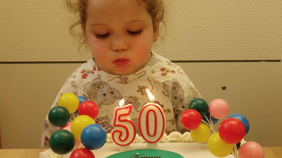 50 Jahre Kinderklinik — das sind viele, viele geheilte kleine Patienten und ein Grund zu feiern.