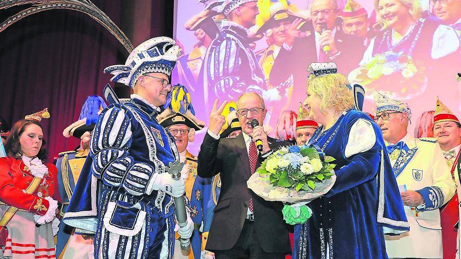  Mönchengladbach hat neue närrische Regenten: Oberbürgermeister Hans Wilhelm Reiners proklamierte das Prinzenpaar Prinz Dirk I. und Prinzessin Niersia Martina (Weise). 