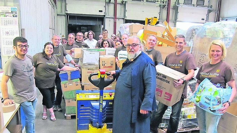  Viele Helfer benötigt die Hilfsaktion der griechisch-orthodoxen Gemeinde Mönchengladbach. Ein erster UPS-Transporter wurde am Mittwoch beladen und Donnerstag auf die Reise geschickt.  
