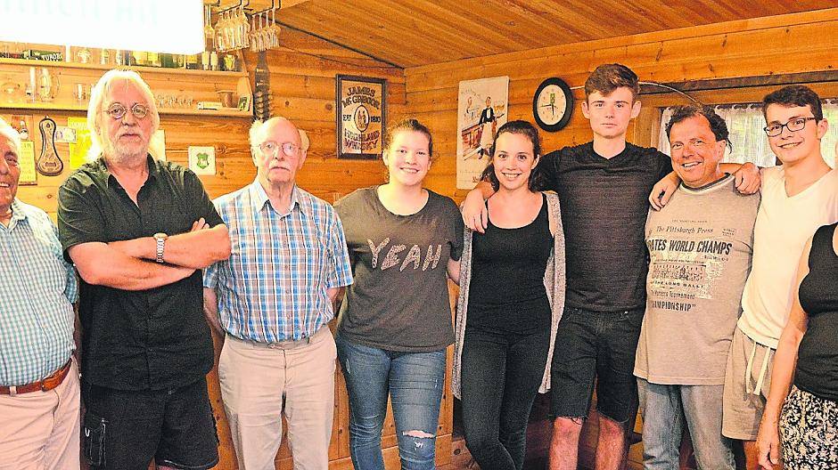 Lehrer und Schüler der Plattdeutsch-Runde (v.l.) beim Unterricht: Heinz Irmen, Wolfgang Schlemmer, Josef Hastenrath, Tamara Rommerskirchen, Ramona Irmen, David Rütten, Burkhard Irmen, Florian Irmen und Maritta Ketels.