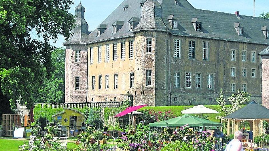  Die Gartenlust Schloss Dyck steht in diesem Jahr im Zeichen der Rose. Parallel dazu findet vom 31. Mai bis 3. Juni zum ersten Mal das „Rendezvous im Garten“ mit freien Führungen an.  