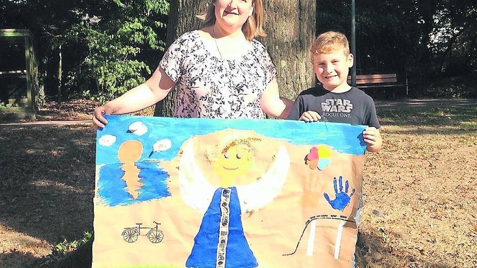 Silke Müller und ihr Sohn Maximilian zeigen den Kraftengel, den „Max“ in der Kinder-Trauergruppe gebastelt hat.