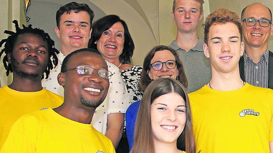  Gemeinsam für Afrika: Die Gäste Bheki Sitole (links vorn) und Thulani Rouchel Ngomane (links) und die Organisatoren der Schule und der Aktion Tagwerk. 