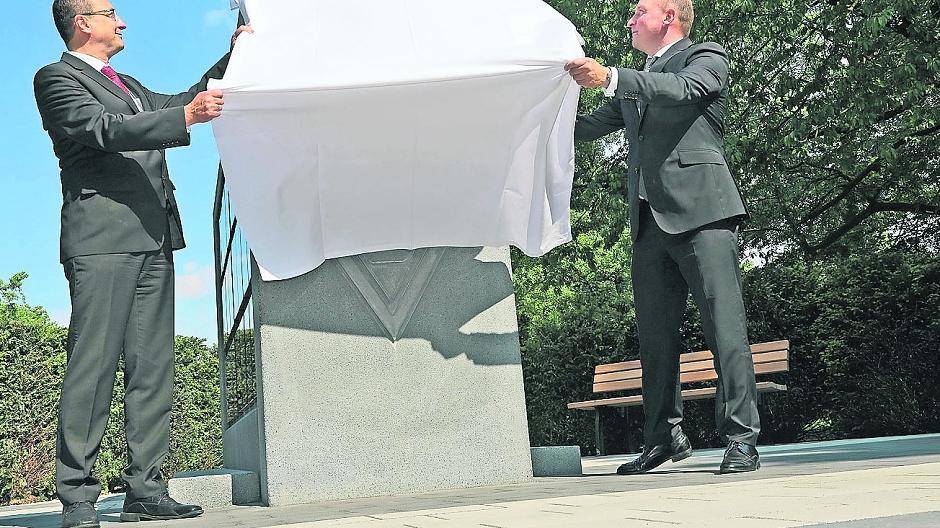 Hans-Jürgen Schnaß, Vorstandsvorsitzender der Mags, und Stephan Schippers, Geschäftsführer der Borussia, enthüllen feierlich das neue Borussia-Kolumbarium auf dem städtischen Friedhof Preyerstraße.