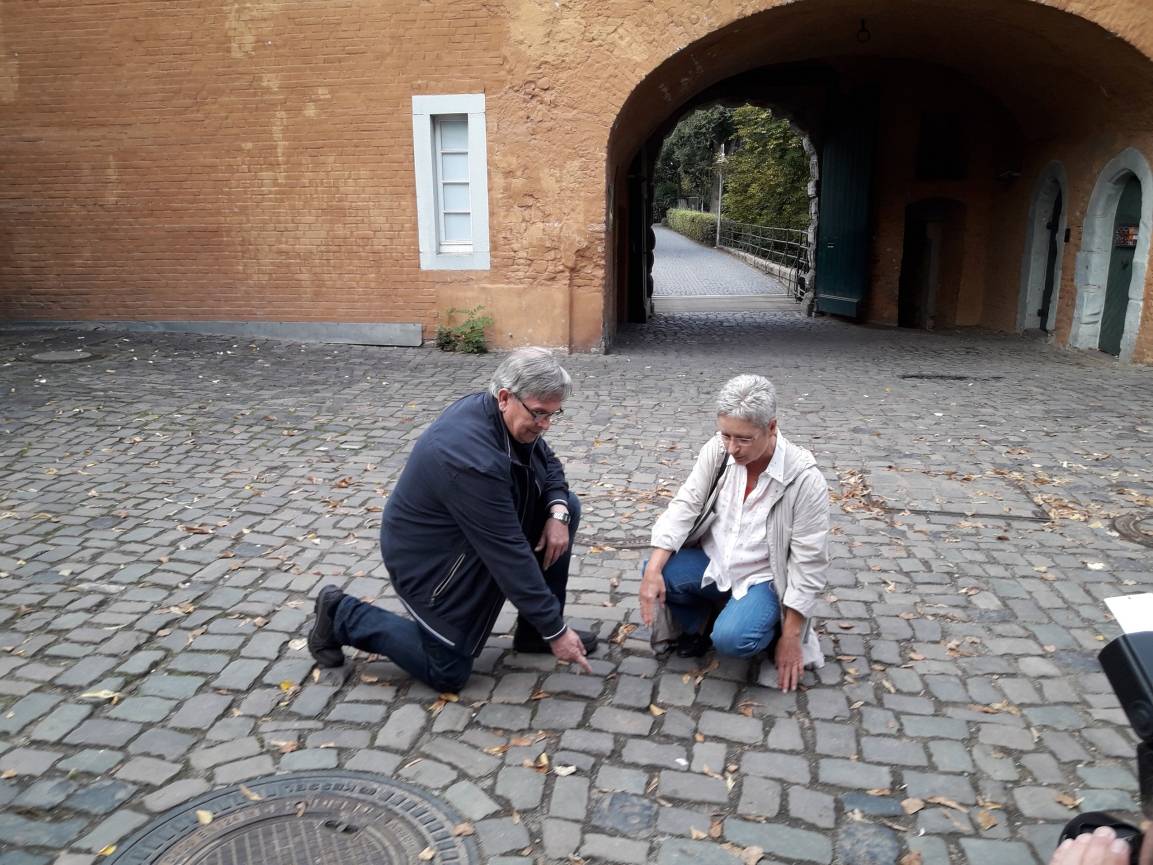 Gisela Nießen, Rainer Missy (l.) und Ralf Horst vom SPD-Unterbezirk Mönchengladbach nehmen das Kopfsteinpflaster im Innenhof des Rheydter Schlosses unter die Lupe.