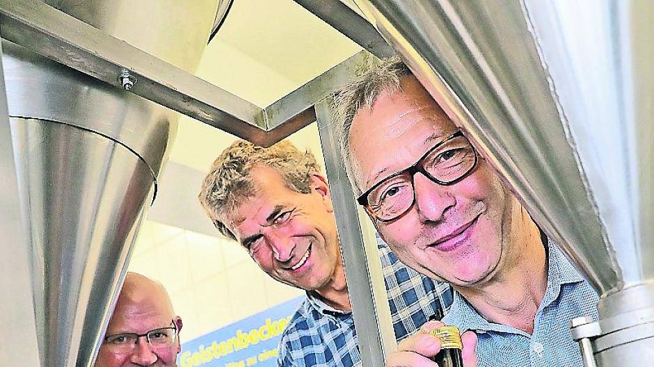  Die Rapsöl-Produktion ist nur eines von vielen Arbeitsangeboten des Volksvereins für die Arbeitslosen in Mönchengladbach. In der Produktionsstätte ließen sich die Geschäftsführer Hermann-Josef Kronen (l.) und Wilfried Reiners (r.) sowie Prokurist Matthias Merbecks mit dem aktuellen Geschäftsbericht ablichten.  