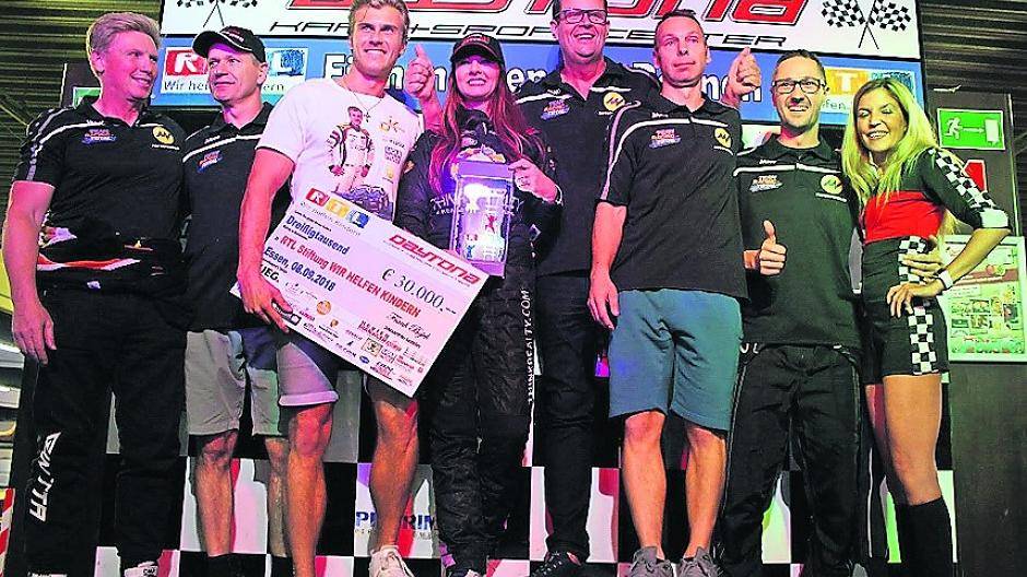  Das Team Racing-Total.de beim RTL-Spendenmarathon: Stephen Young aus England, Ralf Vergosen (RCM), Justin Kunz, Jennifer Jo Cobb, Teamchef Hubertus Heyman (RCM), Frank Oynhausen und Sven Hamel. 