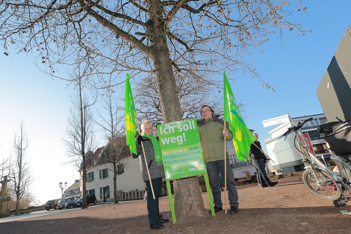 Sammeln Unterschriften gegen das Baumfällen in MG: Anita Parker und Hajo Siemes von den Grünen auf dem Edmund-Erlemann-Platz.