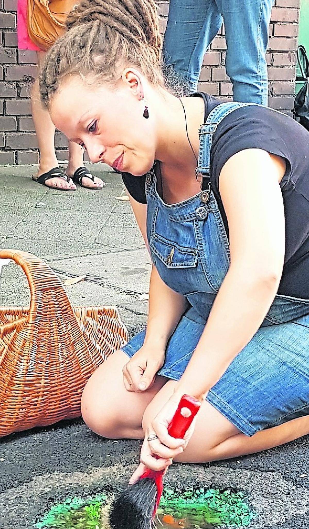  Vor dem Einfüllen des Epoxidharz kehrt Künstlerin Maren Dörwaldt Deutschlands schönstes Schlagloch aus. 