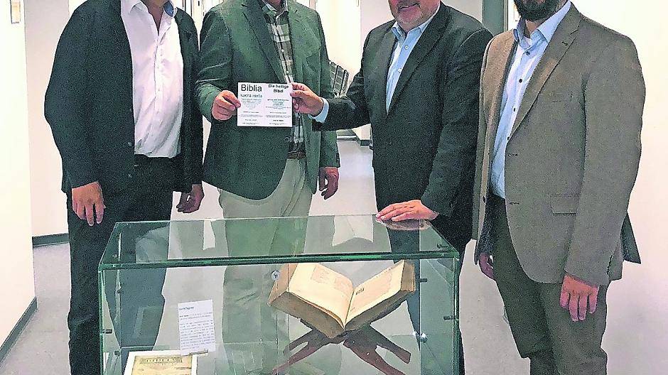 Präsentieren stolz die alten Bibeln (v.l.): Theo Berger, Walfried Schubert Dr. Klaus Laumen und dem früheren Kbs-Geschäftsführer Thomas Kutschke.
