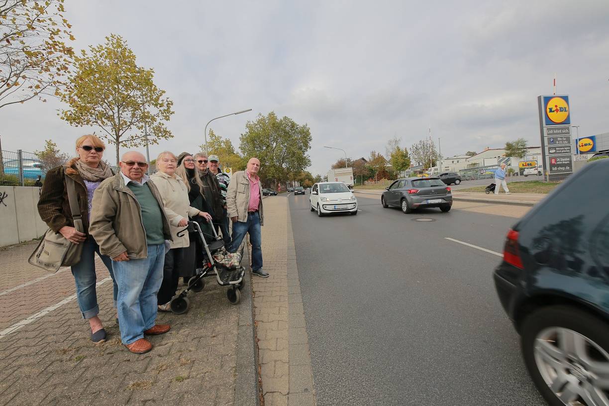 Nur sieben Schritte trennen die beiden Bürgersteige - die meiste Zeit fast nicht zu überwinden.