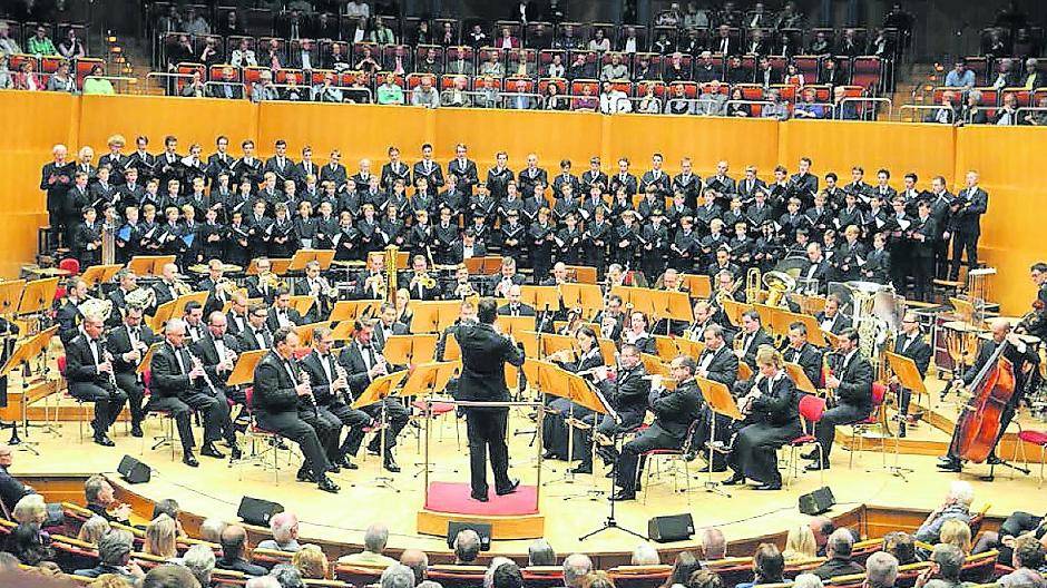 Das Musikkorps der Bundeswehr ist am 22. November zu Gast im Theater Mönchengladbach und gibt ein Benefizkonzert. Die Besucher erwartet dabei ein buntes Programm von Klassik bis Schlager.