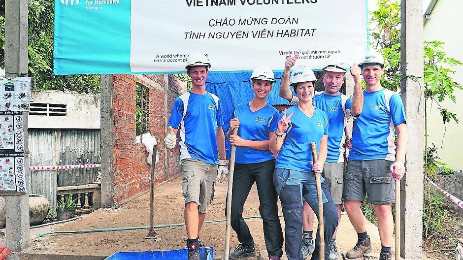 Ranklotzen für die gute Sache: Moritz Laufer, Lara Wehren, Bianca Draken, Hubert Winzen und Michael Schmid (v.l.) beim Hausbau in Dong Thap (Vietnam).