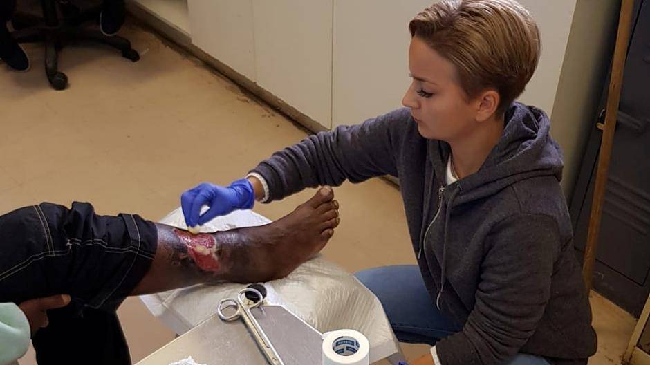 In der kleinen Wundklinik im Township Masiphumelele versorgten die Pflegeschülerinnen - hier Michelle Olthues - die Patienten.