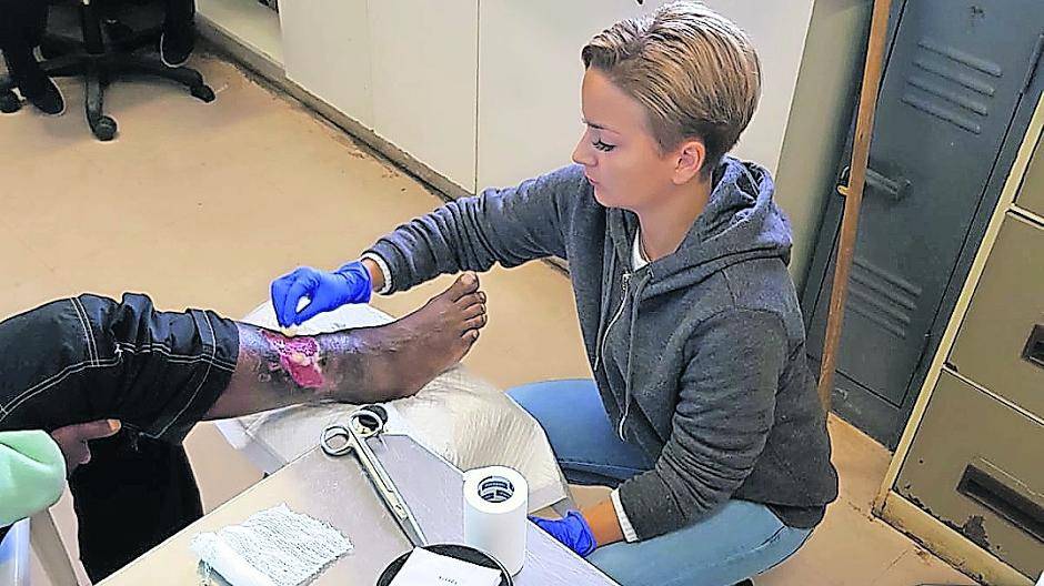 Die Pflegeschülerinnen (in grauen T-Shirts) Pamela Goerißen, Janine Huppertz und Karolin Leufen mit dem pädagogischen Mitarbeiter Sebastian Flüter und Projektbetreuer Markus Welters (v.l.) mit südafrikanischen Krankenpflegerinnen.