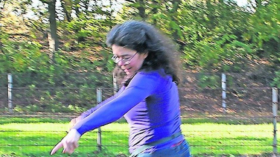 Labrador-Hündin Bones übt neben Gehorsam mit Frauchen Karin Müller (l.) auch Mantrailing. Das Foto rechts zeigt die Vereinsvorsitzende Dorothee Obst mit Jerry: der junge Rhodesian Richback wird zum Fährtensuchhund ausgebildet.