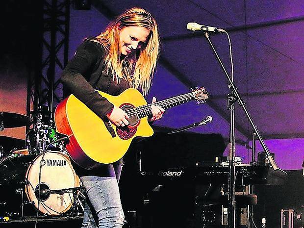 „Chris’ Songpoeten“, die Band um Sängerin Chris Schmitt, lassen ausschließlich deutschsprachige Songs von Herbert Grönemeyer bis Philip Poisel erklingen.