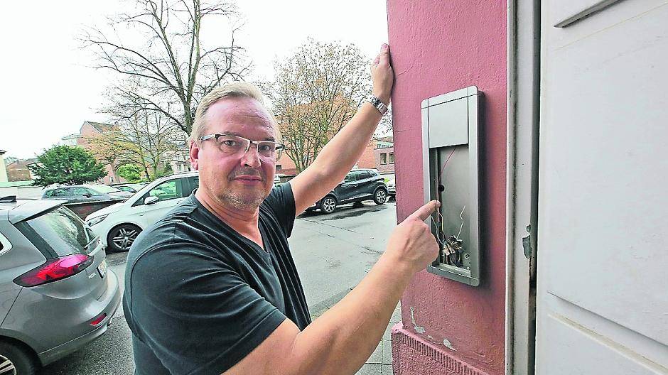Unglaublich: Bei Stefan Lukoschus war der Klingeldieb schon zweimal. So wie auf dem kleinen Foto sieht die Klingelanlage aus, wenn sie intakt ist.