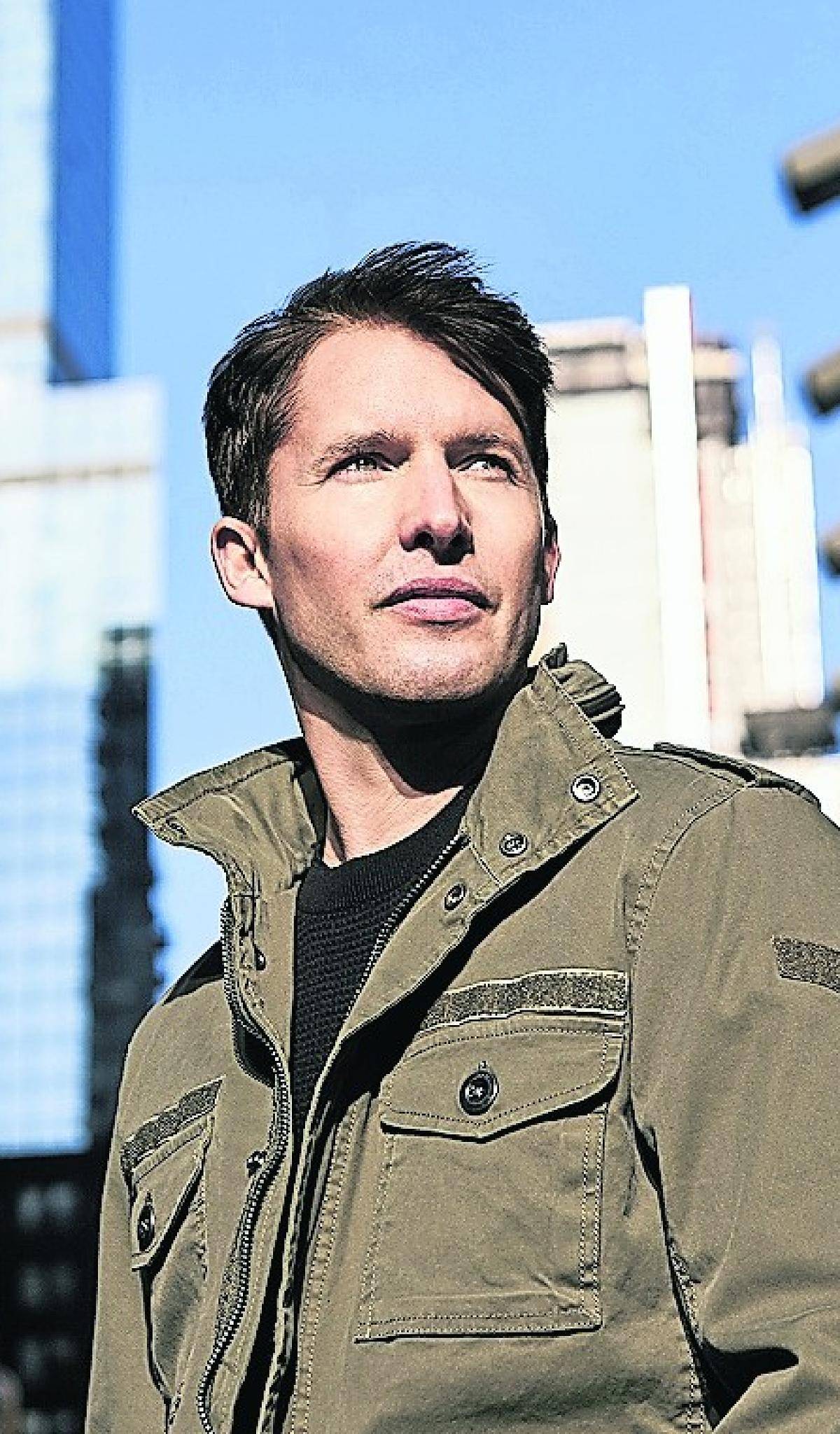  Begrüßt vor dem Konzert in Hückelhoven sechs Gewinner backstage: Singer-Songwriter James Blunt. 