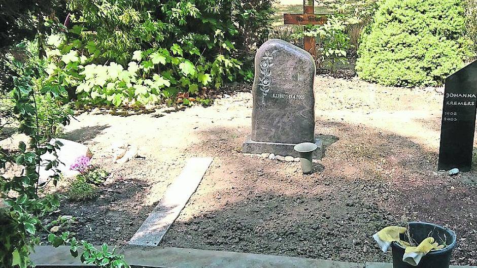 Nach dem Brief der Friedhofsverwaltung im Sommer brachte Daniel Kwassow das Grab seiner Oma (Name von der Redaktion unkenntlich gemacht) in Ordnung (linkes Foto). Anfang November folgte dann ein zweiter Brief. Die Grabstätte ist, wie angekündigt und in der Satzung vorgeschrieben, nicht gärtnerisch angelegt.