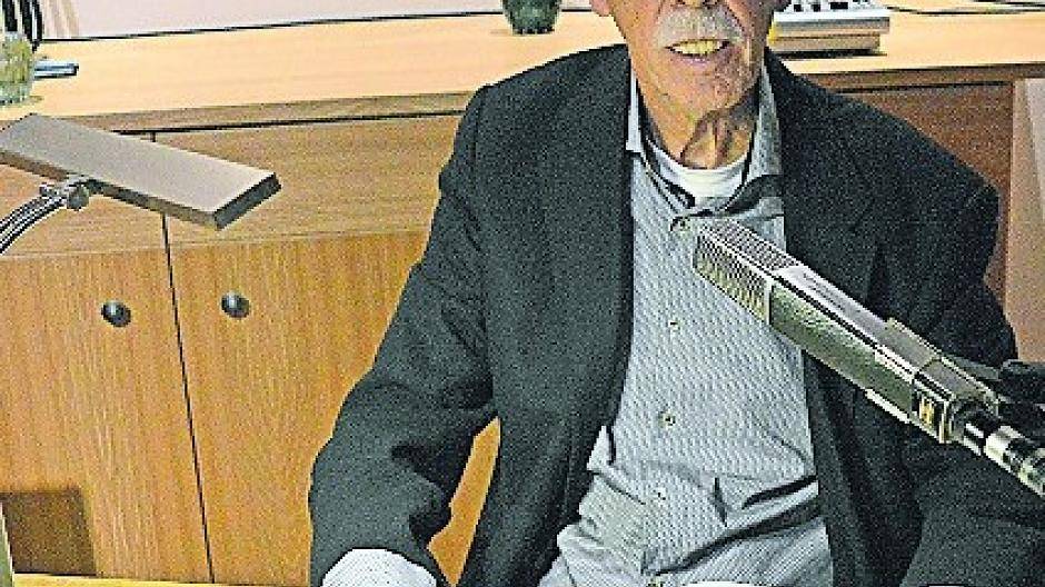 In der Gaststätte Jägerhof-Bolten“ stellte Neu-Schriftsteller Arno Topüth seinen Roman „Der Turmbau zu Dalen“ vor.