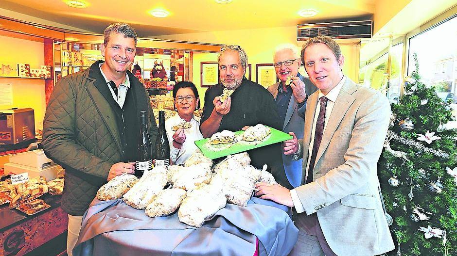 Bei der Verkostung des diesjährigen Christkindlmarkt-Gourmetstollens (v.l.): Dirk Endt (Edeka Endt), Sonja Schneiderbub und Michael Gingter (Konditorei Gingter), Michael Obst (Vorsitzender Niederrheinischer Presseverein) und Landtagsabgeordneter Jochen Klenner. Er unterstützt die Journalisten beim Verkauf des Stollens auf dem Christkindlmarkt.