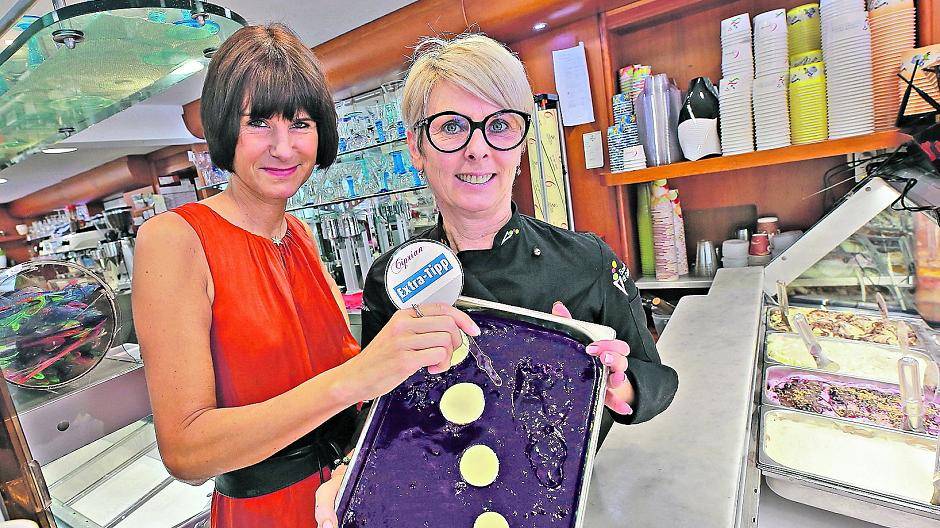  Oben Heidelbeere, darunter Panna Cotta. Nadia Salomone vom Eiscafé Ciprian in Korschenbroich (r.) und Redakteurin Petra Käding stellen das Extra-Tipp-Eis vor. Ab heute erhältlich! 