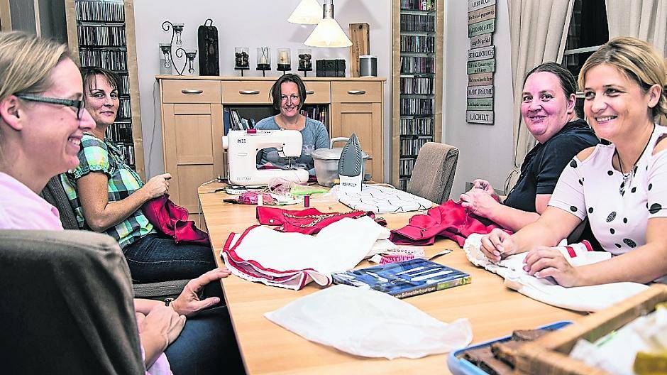 Im Wohnzimmer von Andrea Otten (l.) arbeiten die Nähmamis an den Kostümen für die weiblichen Schöppkes.