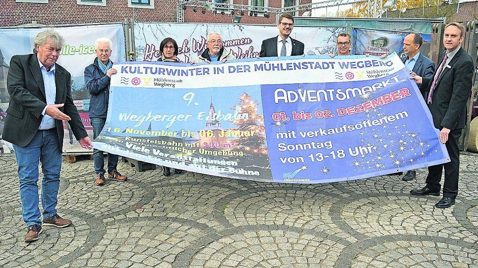 Haben sich für die Wegberger Eisbahn auch dieses Jahr kräftig ins Zeug gelegt (v.l.): Hauptorganisator Manfred Vits, Grafiker Franz Richter, Annemarie Schmidt (NEW), Karl Küppers (Historischer Verein Wegberg), Bürgermeister Michael Stock, Ulrich Lambertz (Pressesprecher der Stadt Wegberg) sowie Ulrich Kirch und Ralf Link (Beide Werbegemeinschaft).