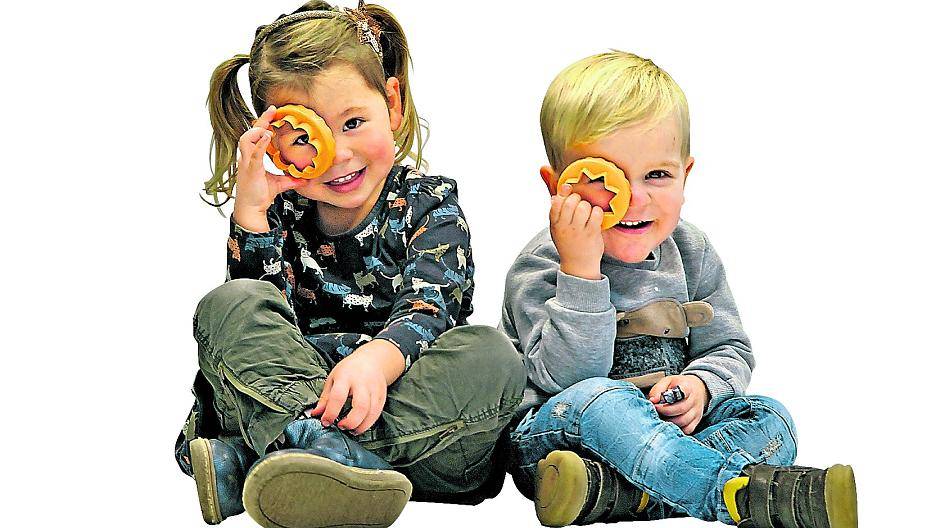 Lillien (3) und Maxim (2) sind bereit fürs Plätzchenbacken.