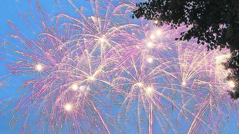 Am Samstag bietet das Fest am See wieder ein tolles Feuerwerk vor der romantischen Schlosskulisse.