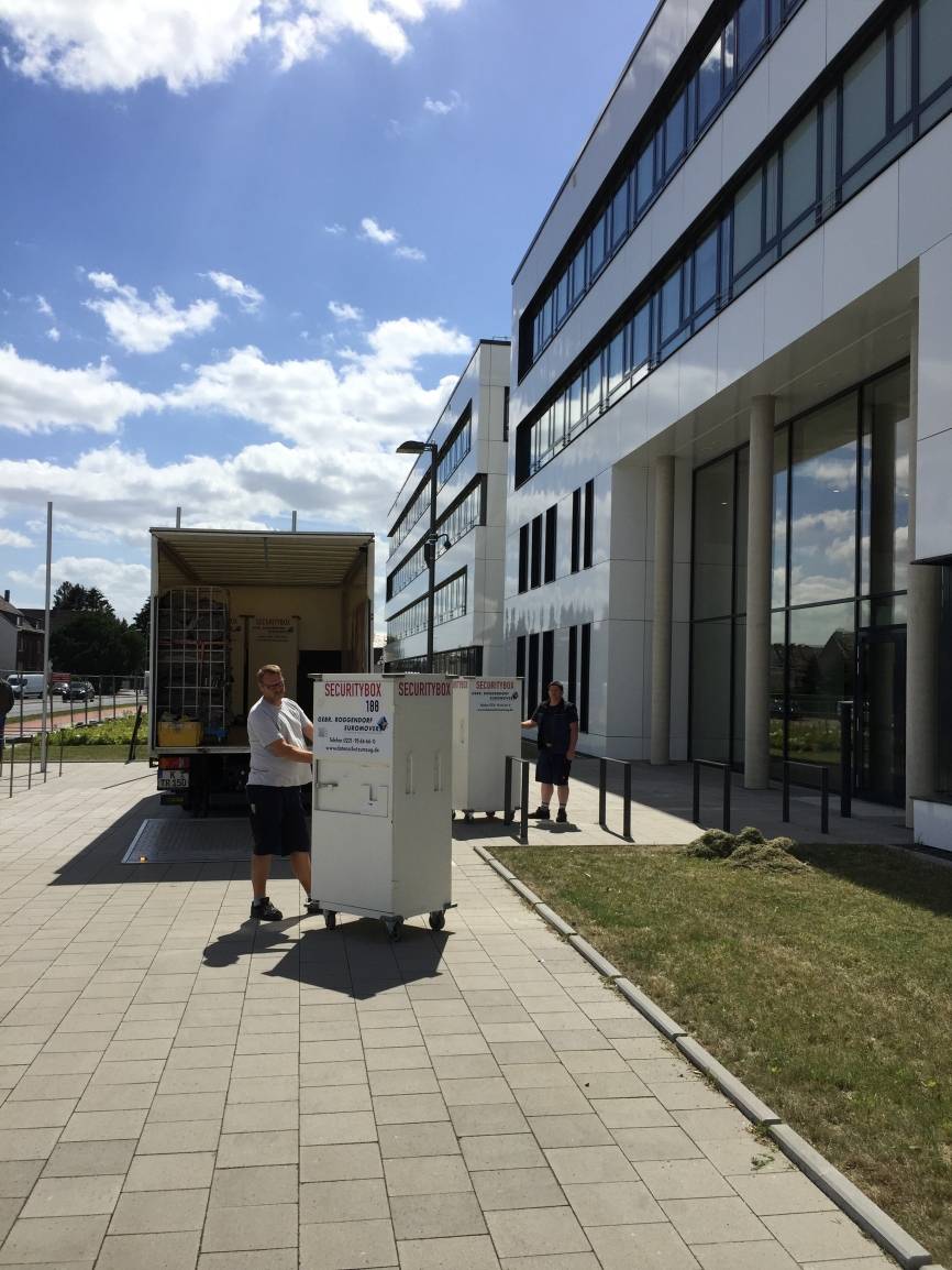  Die letzten Umzugsaktivitäten laufen noch. Aber die Tür zum neuen Polizeipräsidium ist ab heute geöffnet. 