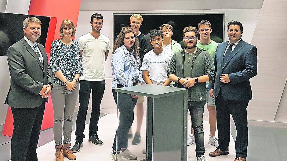 Marco Busch (r.), stellvertretender Filialleiter der Sparda-Bank in Mönchengladbach, zusammen mit den Schülerinnen und Schülern des Gymnasiums an der Gartenstraße beim Besuch des WDR.